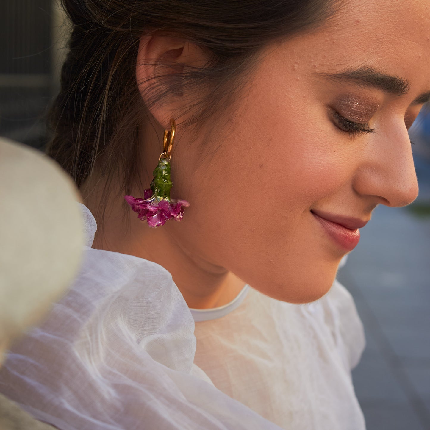 Clavel rosa con aro dorado