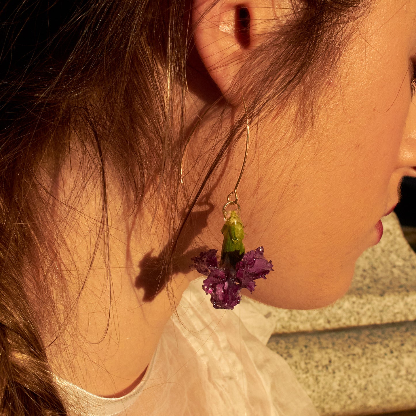 Clavel morado colgante en dorado